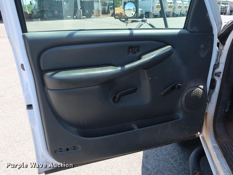 image for item DH3521 2003 Chevrolet Silverado 3500 utility bed pickup truck