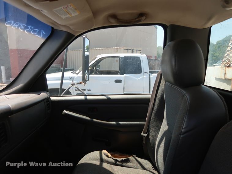 image for item DH3521 2003 Chevrolet Silverado 3500 utility bed pickup truck