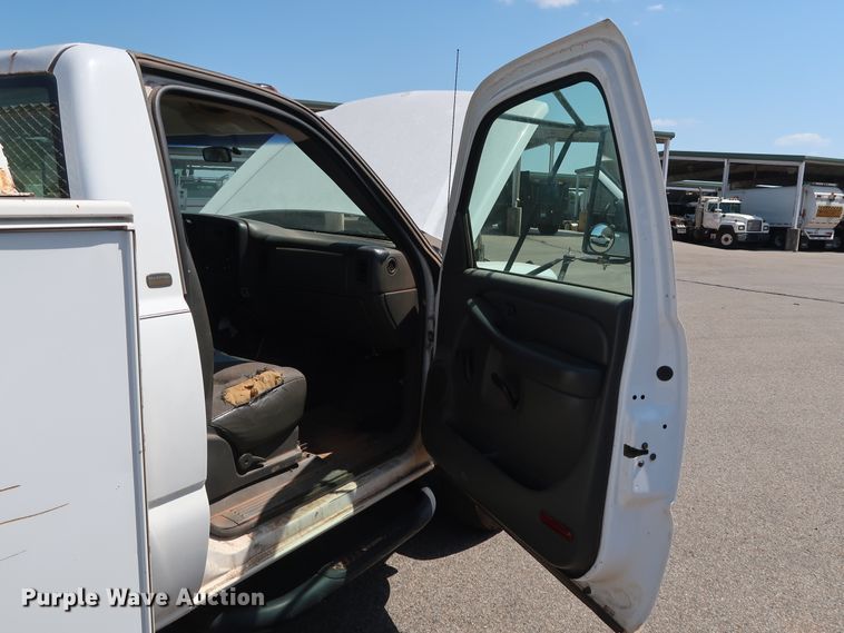 image for item DH3521 2003 Chevrolet Silverado 3500 utility bed pickup truck