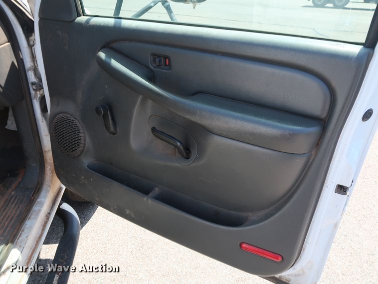 image for item DH3521 2003 Chevrolet Silverado 3500 utility bed pickup truck