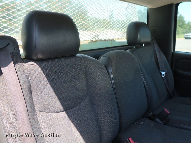 image for item DH3521 2003 Chevrolet Silverado 3500 utility bed pickup truck