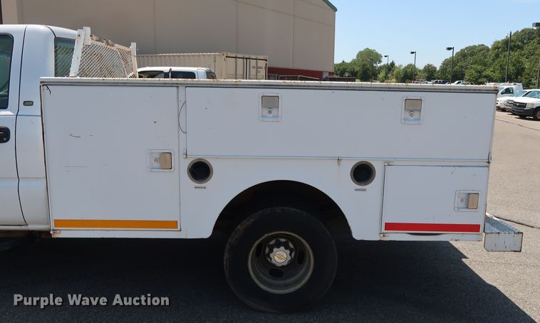 image for item DH3521 2003 Chevrolet Silverado 3500 utility bed pickup truck