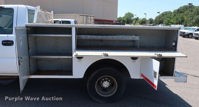image for item DH3521 2003 Chevrolet Silverado 3500 utility bed pickup truck