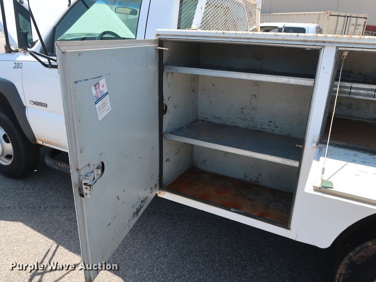 image for item DH3521 2003 Chevrolet Silverado 3500 utility bed pickup truck