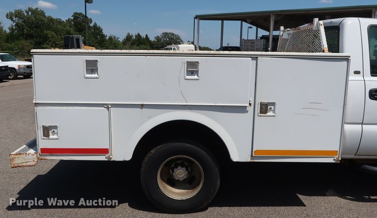 image for item DH3521 2003 Chevrolet Silverado 3500 utility bed pickup truck