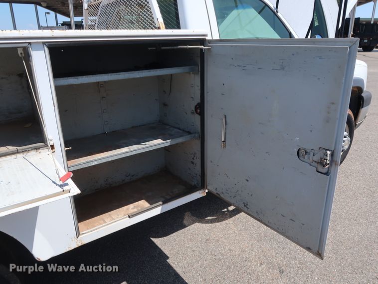 image for item DH3521 2003 Chevrolet Silverado 3500 utility bed pickup truck