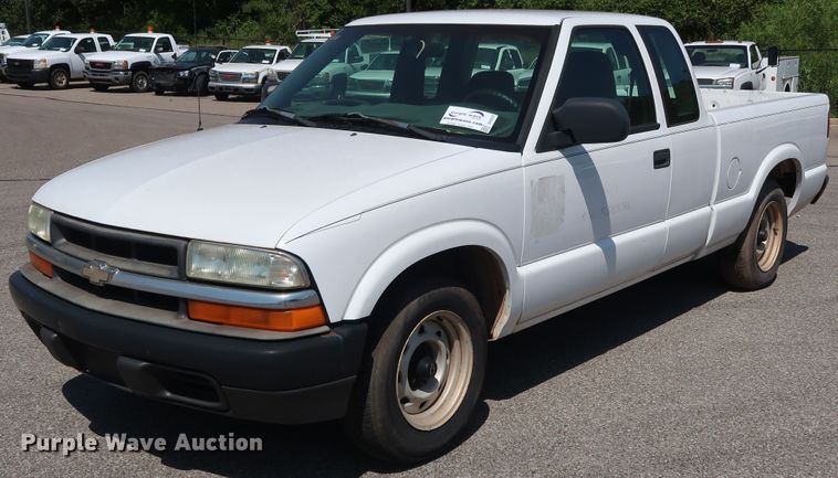 image for item DH3522 2003 Chevrolet S10 Ext. Cab pickup truck