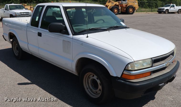 image for item DH3522 2003 Chevrolet S10 Ext. Cab pickup truck