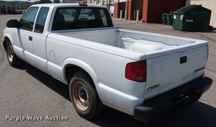 image for item DH3522 2003 Chevrolet S10 Ext. Cab pickup truck