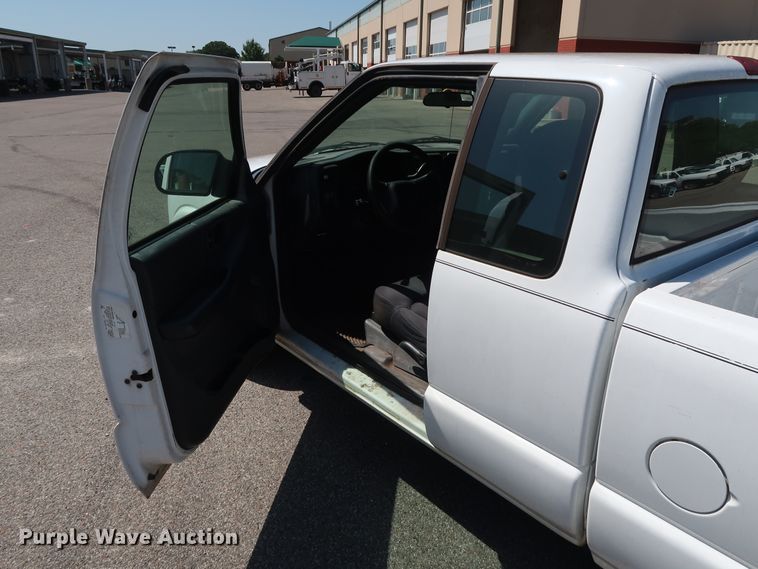 image for item DH3522 2003 Chevrolet S10 Ext. Cab pickup truck