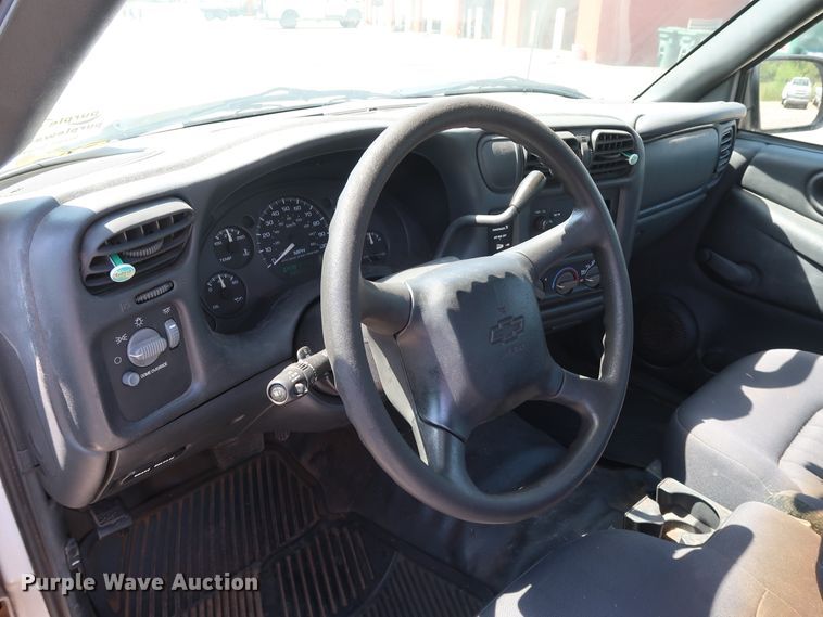 image for item DH3522 2003 Chevrolet S10 Ext. Cab pickup truck