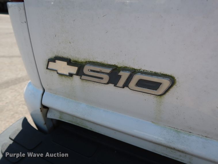 image for item DH3522 2003 Chevrolet S10 Ext. Cab pickup truck