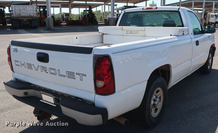 image for item DH3526 2004 Chevrolet Silverado 1500 pickup truck