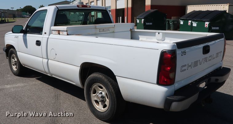 image for item DH3526 2004 Chevrolet Silverado 1500 pickup truck