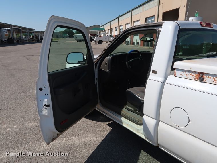 image for item DH3526 2004 Chevrolet Silverado 1500 pickup truck