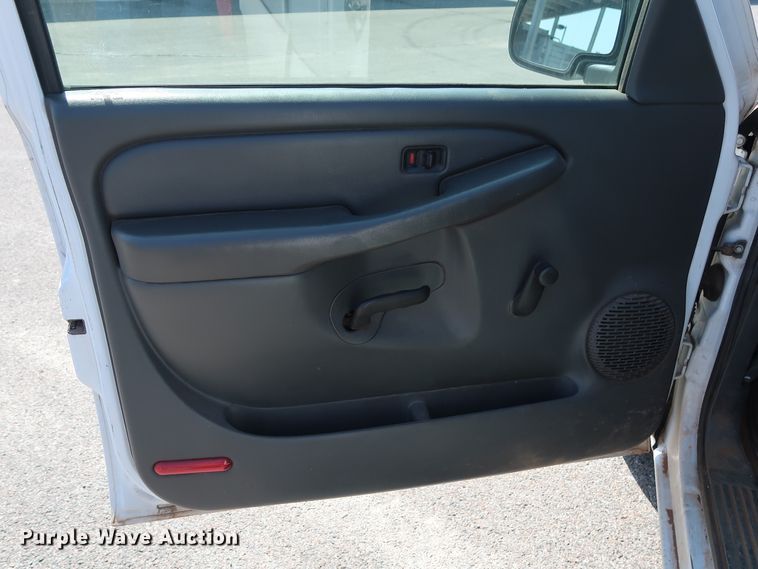 image for item DH3526 2004 Chevrolet Silverado 1500 pickup truck