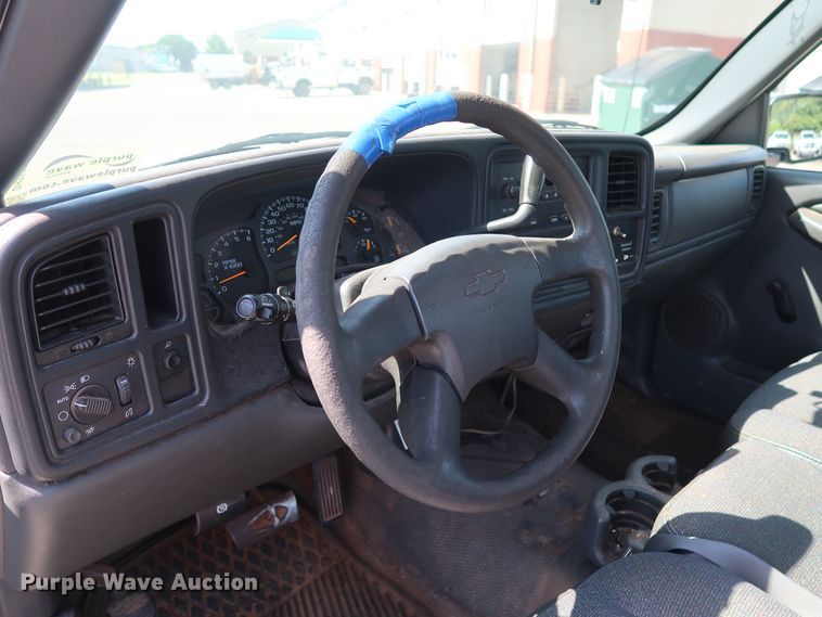 image for item DH3526 2004 Chevrolet Silverado 1500 pickup truck