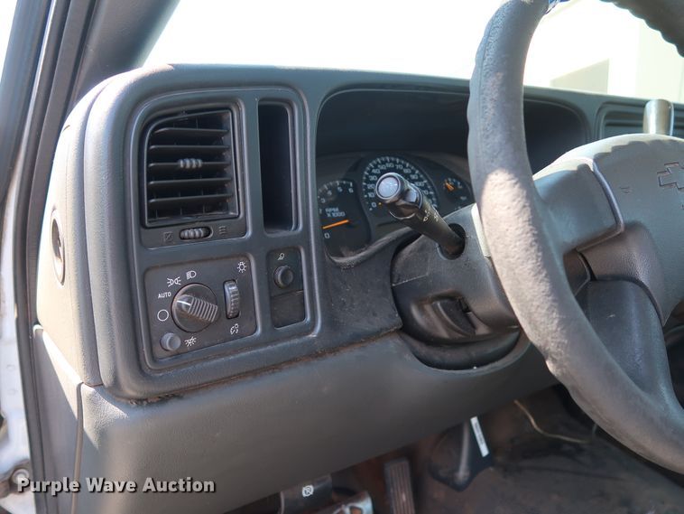 image for item DH3526 2004 Chevrolet Silverado 1500 pickup truck