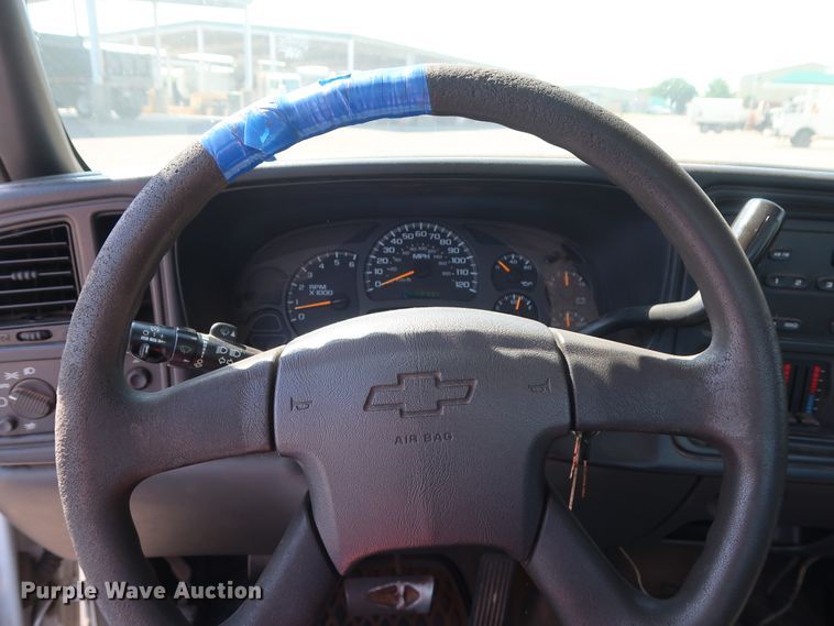 image for item DH3526 2004 Chevrolet Silverado 1500 pickup truck