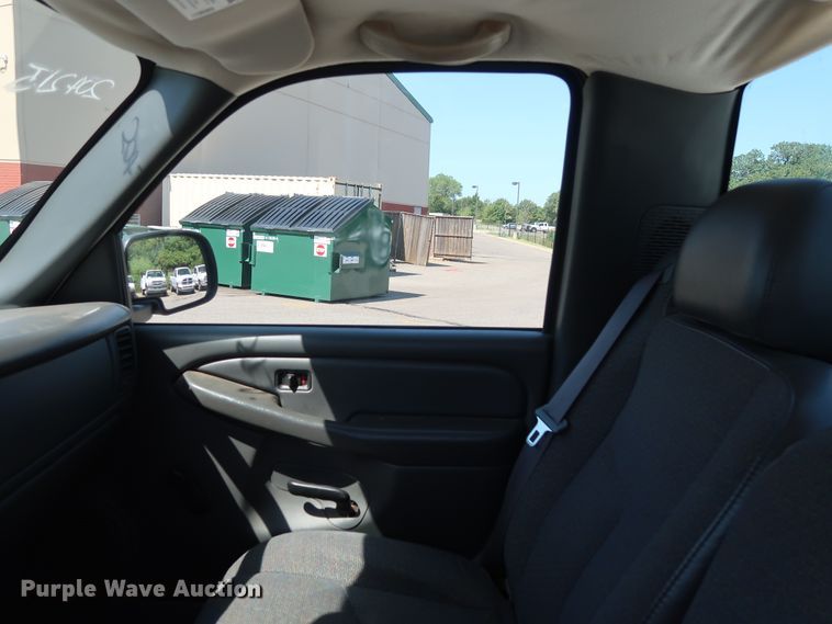 image for item DH3526 2004 Chevrolet Silverado 1500 pickup truck