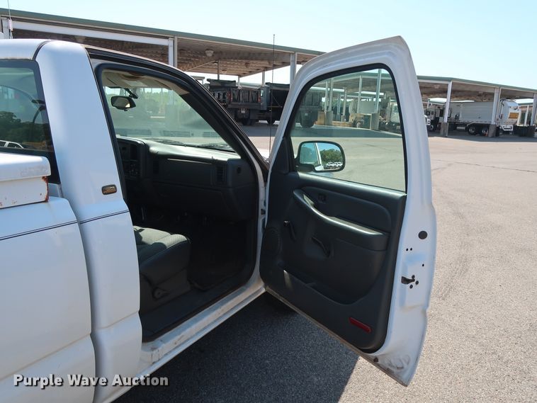 image for item DH3526 2004 Chevrolet Silverado 1500 pickup truck