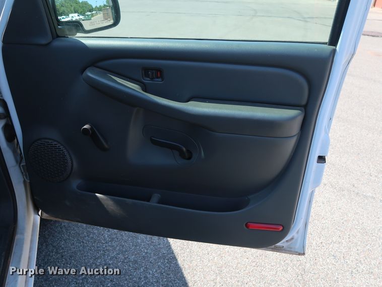 image for item DH3526 2004 Chevrolet Silverado 1500 pickup truck