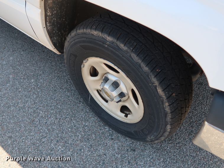 image for item DH3526 2004 Chevrolet Silverado 1500 pickup truck