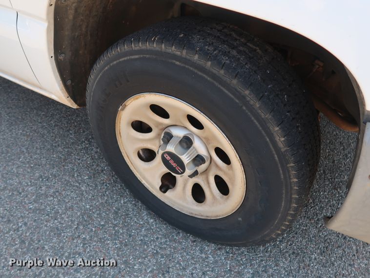 image for item DH3527 2005 GMC Sierra 1500 pickup truck