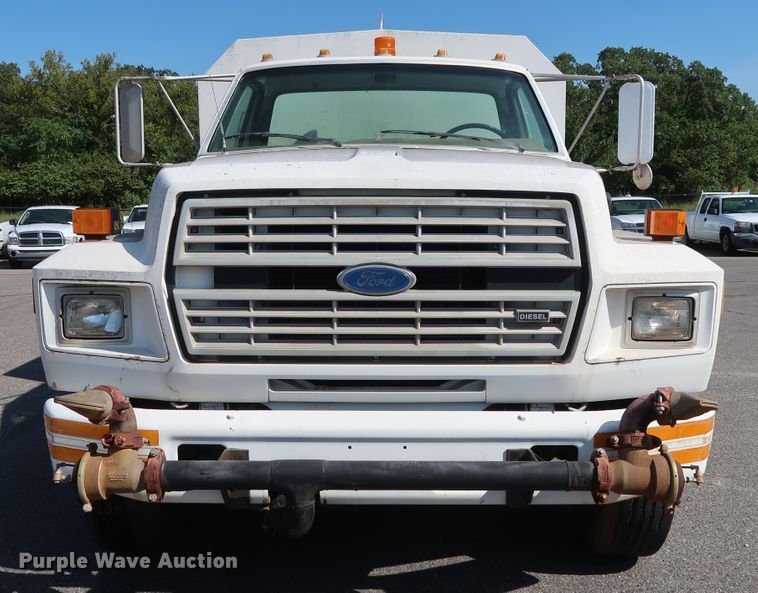 image for item DH3532 1992 Ford F700 water truck