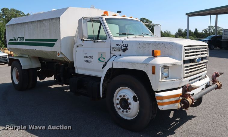 image for item DH3532 1992 Ford F700 water truck