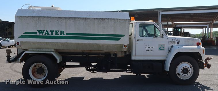 image for item DH3532 1992 Ford F700 water truck