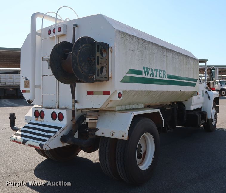 image for item DH3532 1992 Ford F700 water truck