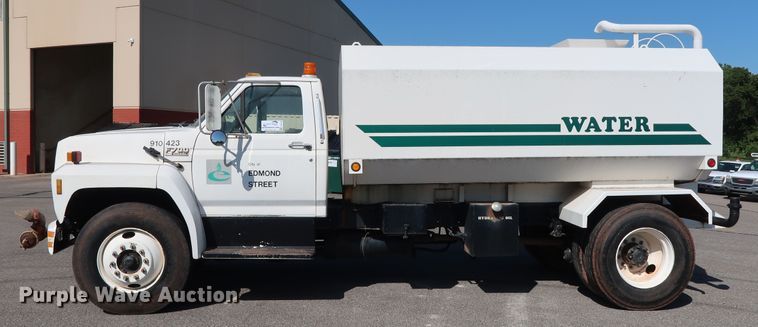 image for item DH3532 1992 Ford F700 water truck