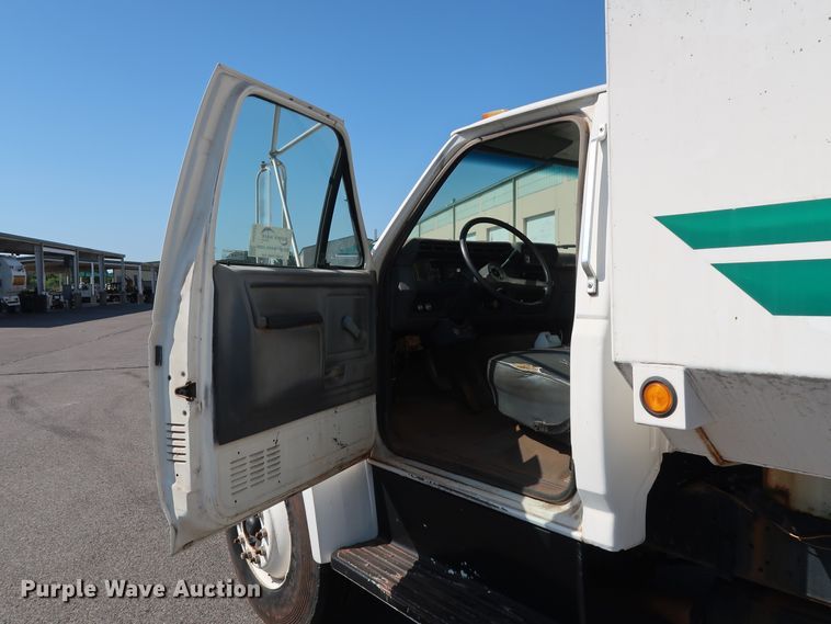 image for item DH3532 1992 Ford F700 water truck