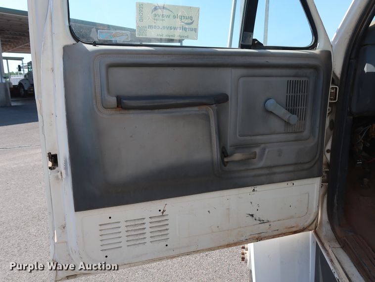 image for item DH3532 1992 Ford F700 water truck