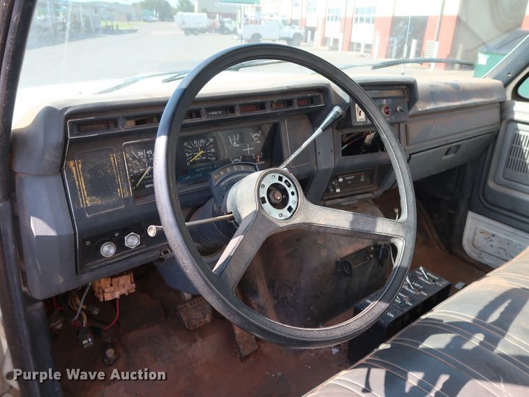 image for item DH3532 1992 Ford F700 water truck