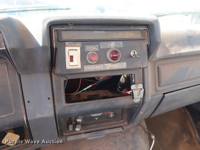 image for item DH3532 1992 Ford F700 water truck