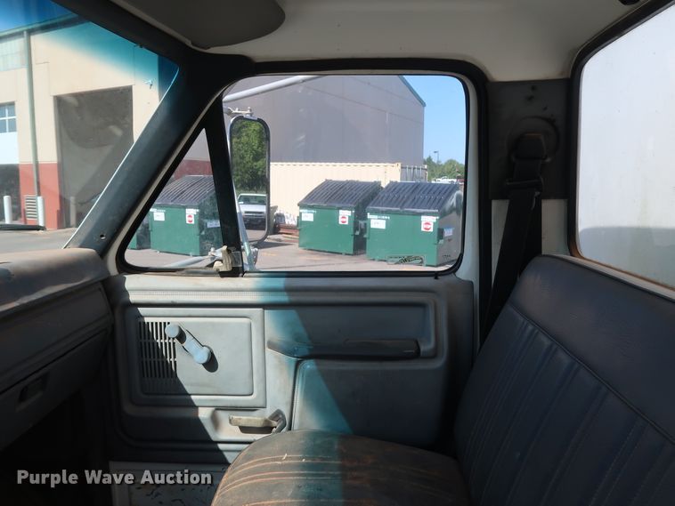 image for item DH3532 1992 Ford F700 water truck