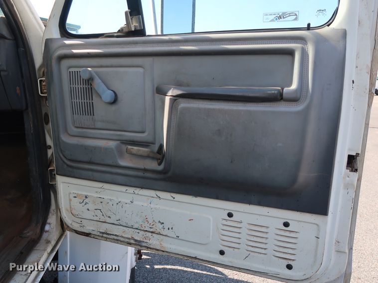 image for item DH3532 1992 Ford F700 water truck