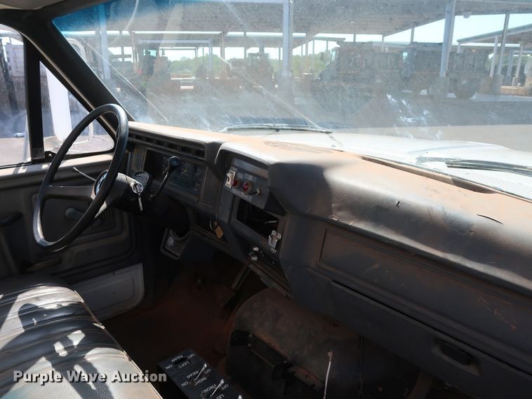 image for item DH3532 1992 Ford F700 water truck