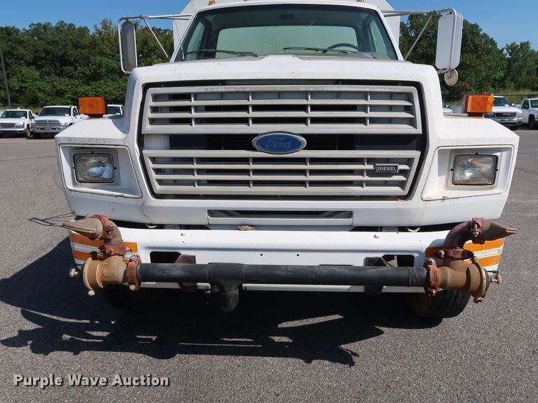 image for item DH3532 1992 Ford F700 water truck