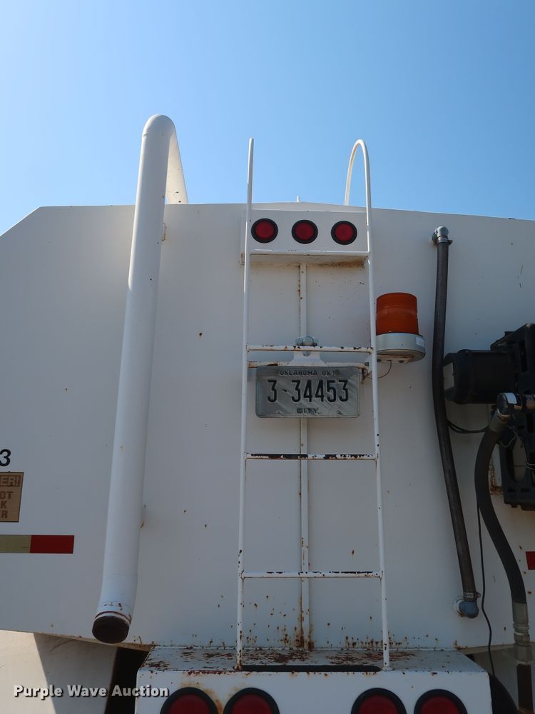 image for item DH3532 1992 Ford F700 water truck