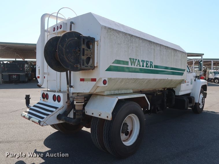 image for item DH3532 1992 Ford F700 water truck