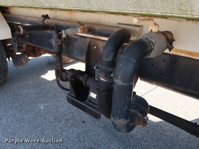 image for item DH3532 1992 Ford F700 water truck
