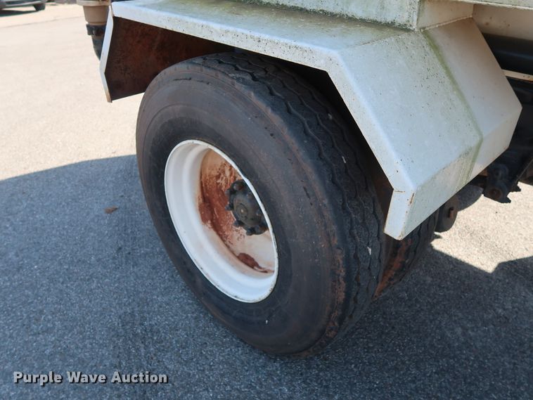 image for item DH3532 1992 Ford F700 water truck