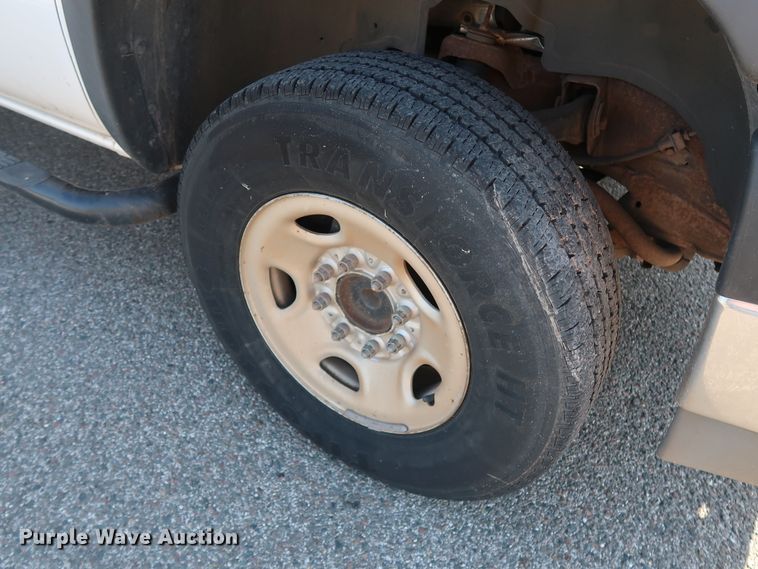 image for item DH3534 2003 Chevrolet Silverado 2500HD utility bed pickup truck