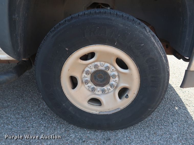 image for item DH3534 2003 Chevrolet Silverado 2500HD utility bed pickup truck