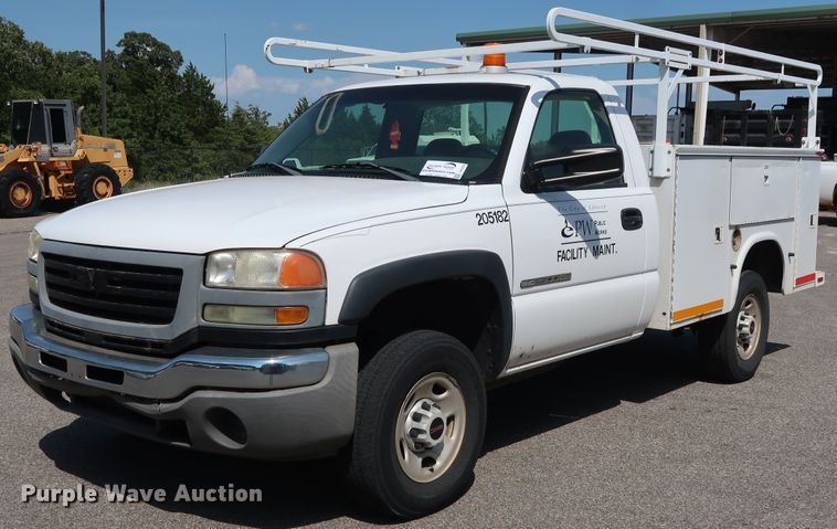 image for item DH3535 2005 GMC Sierra 2500HD utility bed pickup truck