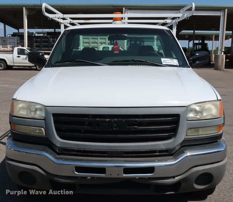 image for item DH3535 2005 GMC Sierra 2500HD utility bed pickup truck