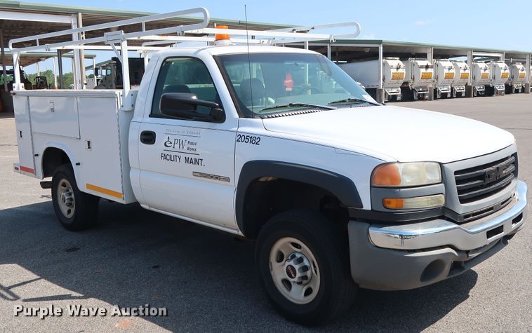 image for item DH3535 2005 GMC Sierra 2500HD utility bed pickup truck